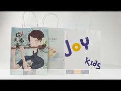 Thùng giấy với tay cầm.